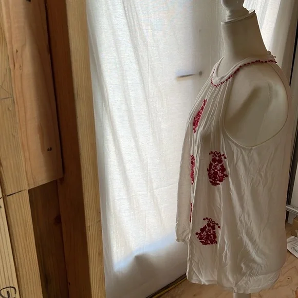 LOFT SLEEVELESS TOP SIZE SMALL - Picture 3 of 5